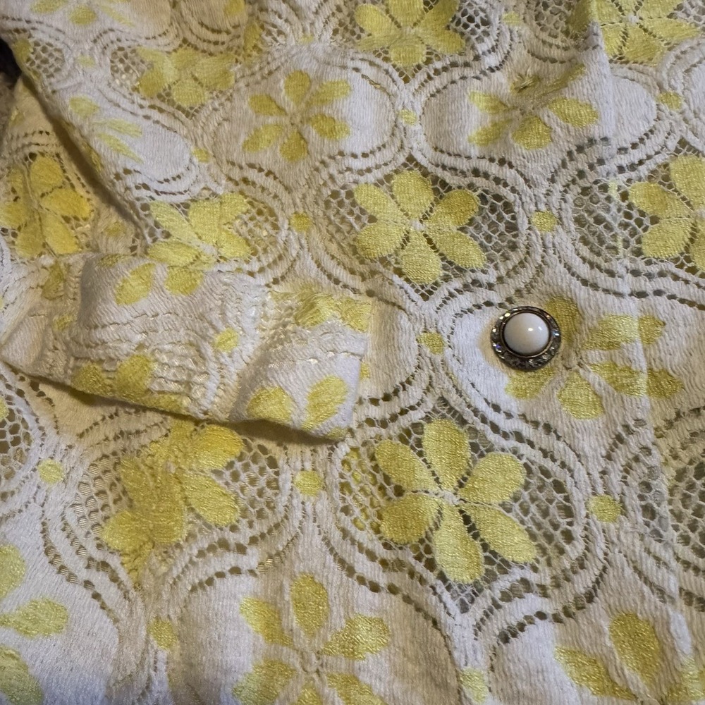 VNTG 70s Women's Yellow White Floral Swing Coat with creme satin lining - Picture 2 of 7
